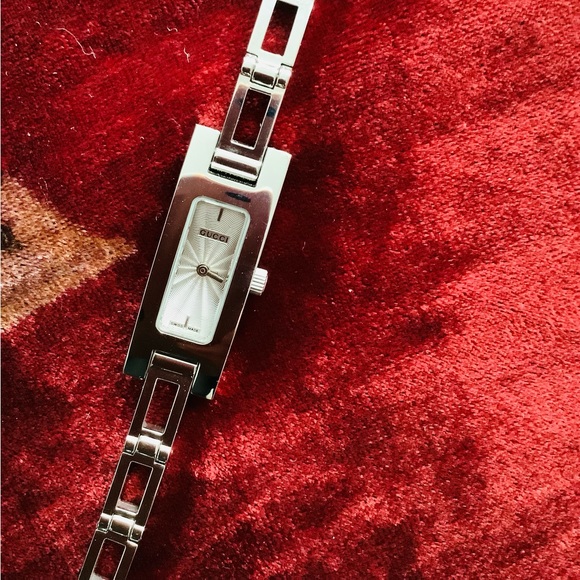 Very attractive ❤️Gucci❤️watch 🌹 - Picture 2 of 13